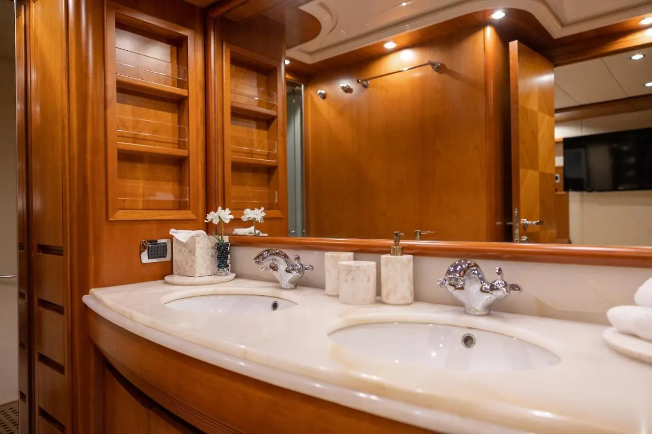 Essoess Boat - Five Star - Exclusive Use Hotel Palma de Mallorca Botel