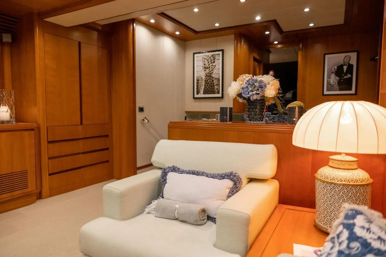 Essoess Boat - Five Star - Exclusive Use Hotel Palma de Mallorca Botel