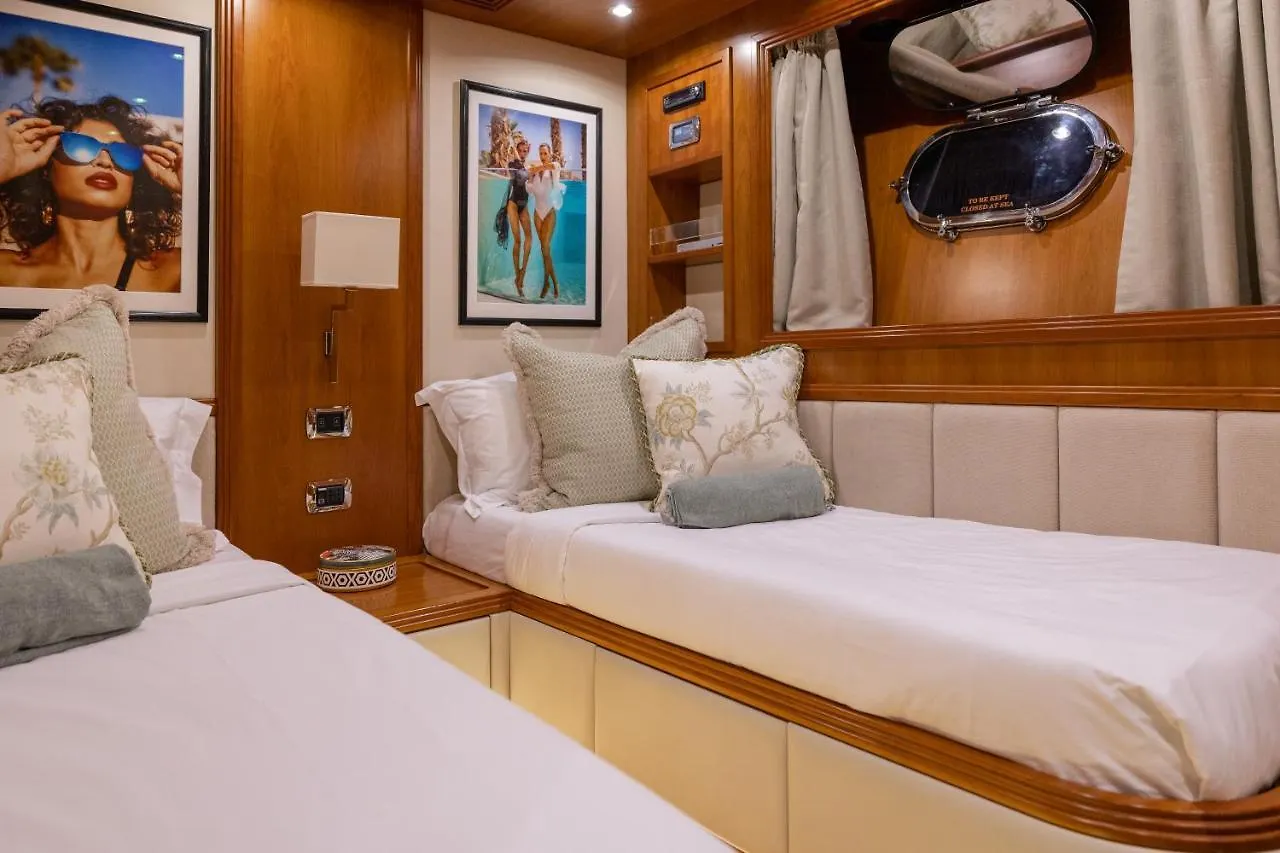 Hotel Essoess Boat - Five Star - Exclusive Use Palma de Mallorca Hotel en barco